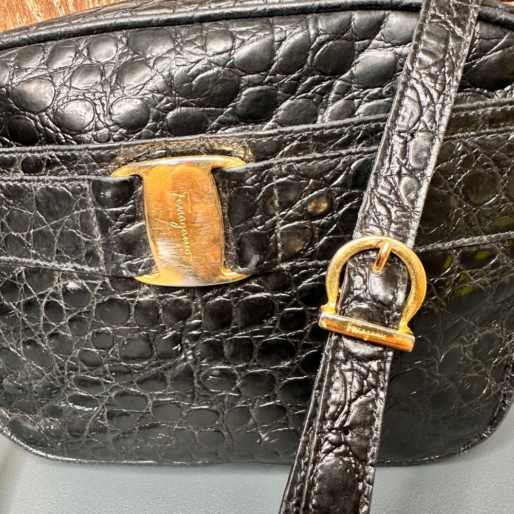 Salvatore Ferragamo Black Croc Embossed Leather Vara Bow Crossbody Bag BA214183 - Picture 3 of 16